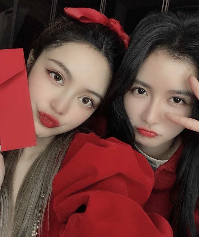 蔡卓宜|王大陆携女友入住酒店,为蔡卓宜穿衣背包,两人用情侣挂饰很恩爱