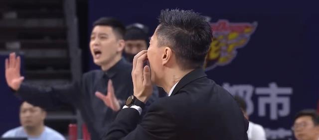 赵继伟|杜峰关键战术设三个陷阱骗走辽宁多名防守后，却被赵继伟机智破解