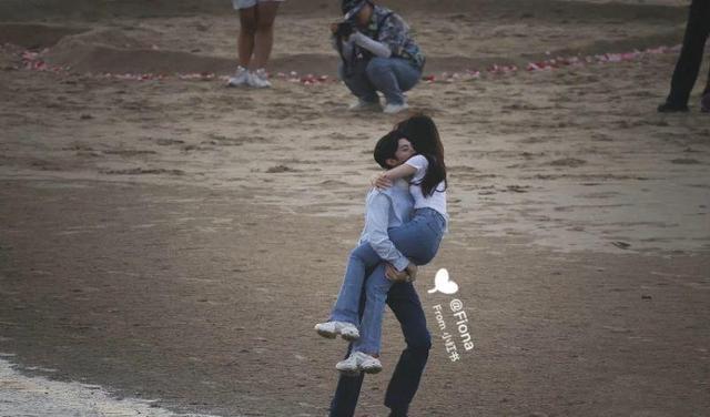 陈哲远|赵露思陈哲远《偷偷藏不住》还原求婚名场面!海边单膝下跪太浪漫