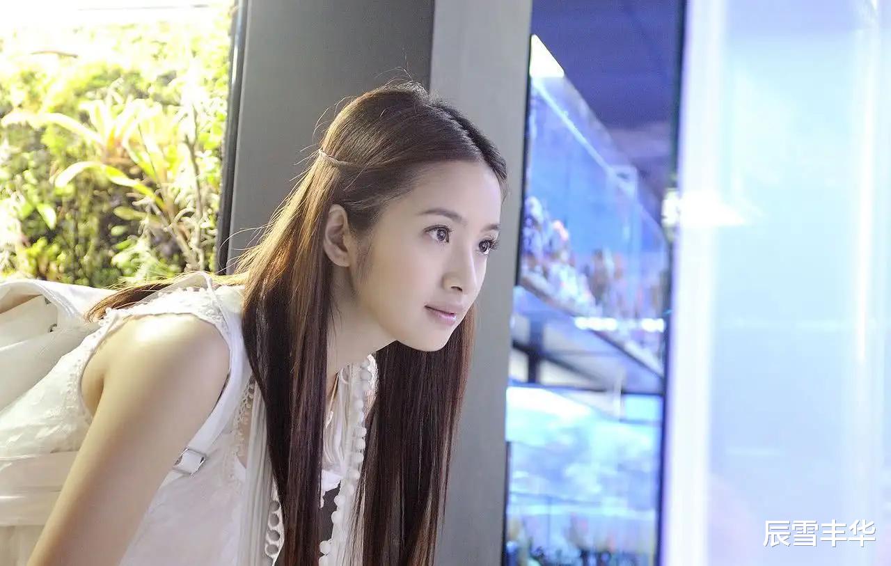 林依晨|辣妈林依晨罕见现身,39岁穿白裙也太美了,一点都看不出真实年龄