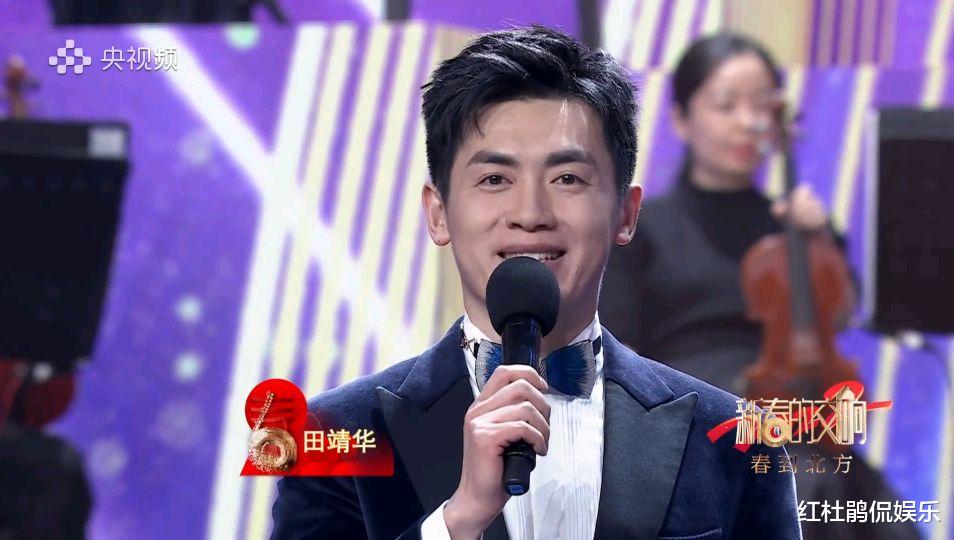 央视|田靖华崔爽央视大型文艺晚会主持首秀，一个略显紧张一个气质不俗