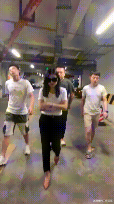 “一月80元的房子,我和女朋友整整租了半年!”兄弟腰挺好啊...