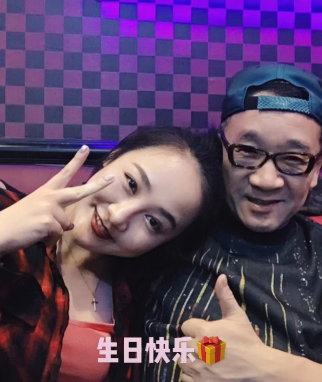 刘亚津|老戏骨刘亚津庆63岁生,祖孙三代同框笑容满面,长相宛如复制粘贴