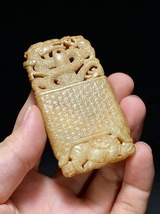 和田玉籽料|明 和田玉籽料 沁色 龙纹 瑞兽 玉牌 挂件