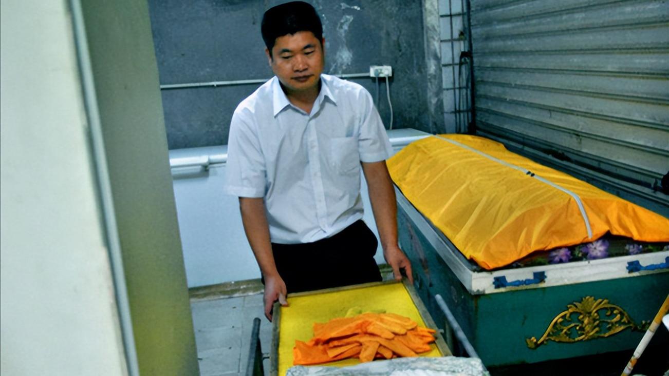 招聘|太平间收尸人：接过冻僵的弃婴，抬过腐烂的病人，闻到肉味就想吐