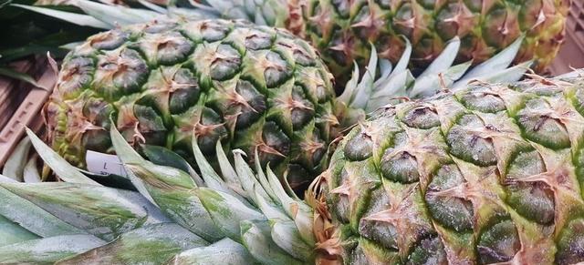 买菠萝时,挑长的还是圆的?记住这3点,香甜又多汁,一挑一个准
