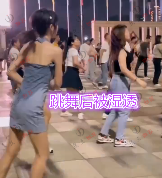 貌美女子跳广场舞,衣服湿透也不停,网友:宁摇一身汗不做一顿饭