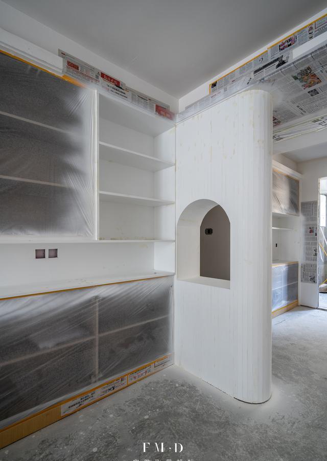 家里的隔墙、拉门能拆就拆了吧，用半隔断灵活界定空间，打破陈规