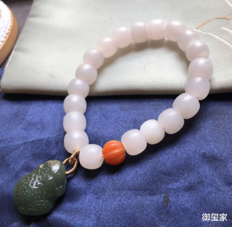 和田玉籽料|纯干货,和田玉为什么会越戴越黄,越戴越干,快来收藏吧