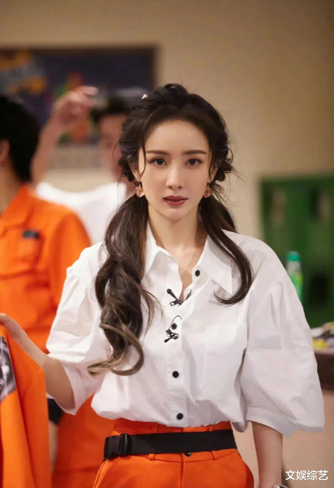 发型 杨幂扎着一双马尾卷发造型，可爱清纯的形象，充满着女人的魅力