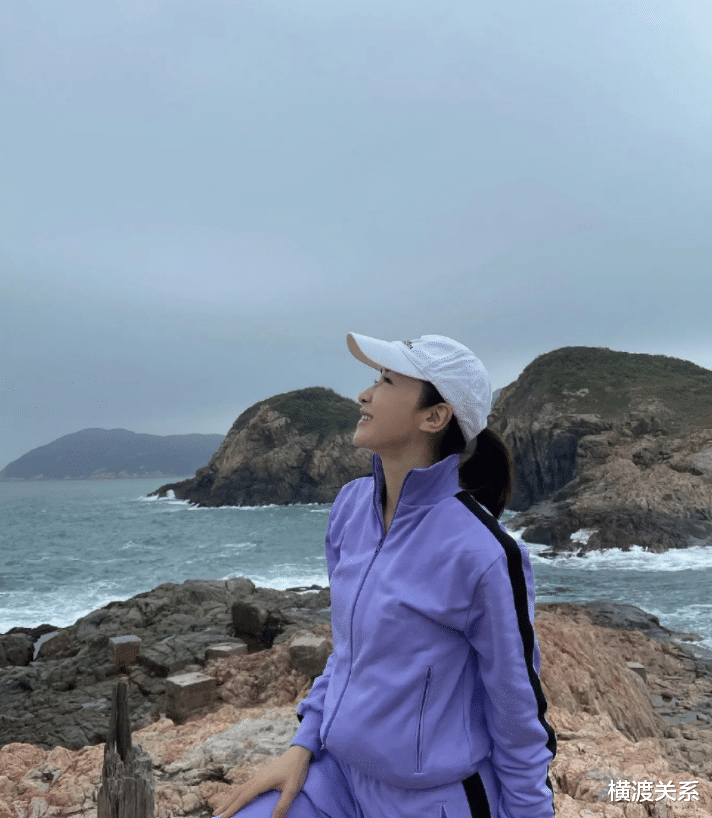 黎姿|50岁黎姿素颜登山！皮肤白嫩光滑似少女，站洞穴里双手叉腰太霸气