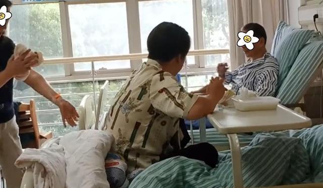 男子住院仍不收敛脾气,妻子挪不动床垫就发火,把饭菜泼妻子一身