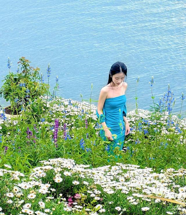 章乐韵|女演员章乐韵晒大理出游照，入行6年事业无起色，颜值却依然在线