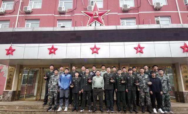 灰熊队|八一男篮解散后！付豪脱胎换骨，队长无视骂名，浪潮退去是谁在裸泳