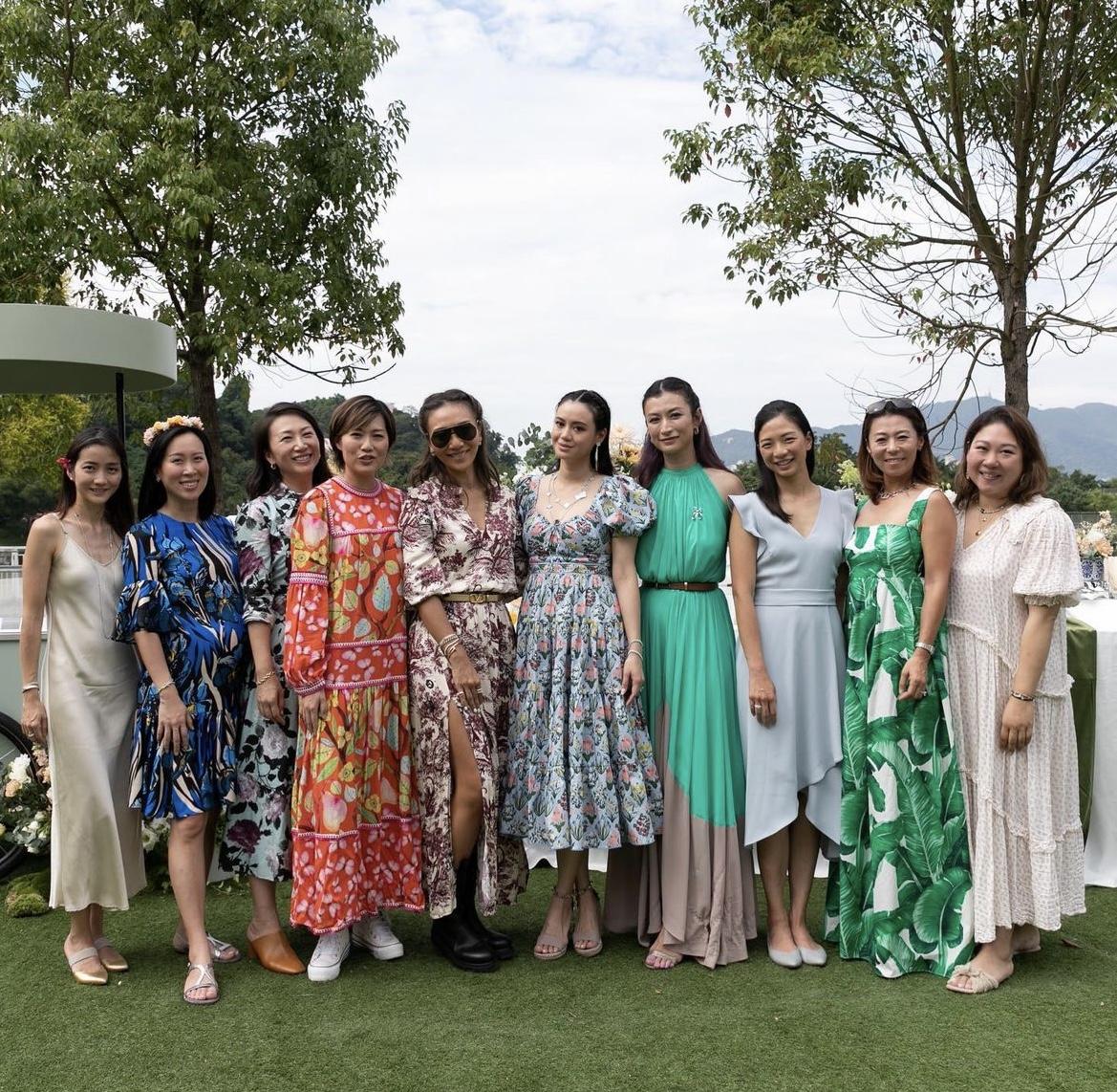 郭晶晶|郭晶晶现身名媛聚会，穿旧裙子仍抢镜，与霍启刚堂妹同场没合照