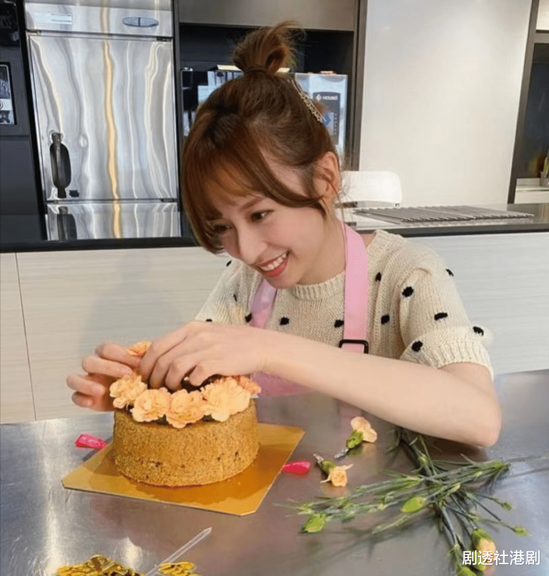 龚嘉欣|19岁签约无线,TVB一线小花避谈某争议小花演技,开蛋糕店再做老板娘