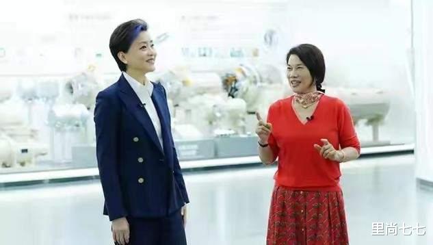 董明珠|杨澜太别扭!采访董明珠穿得比她霸气,董明珠朴实打扮反像她助理