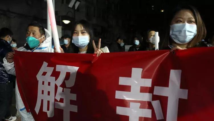 放开后三大怪象：报复性消费丢了、群众被骗、专家公信力下降