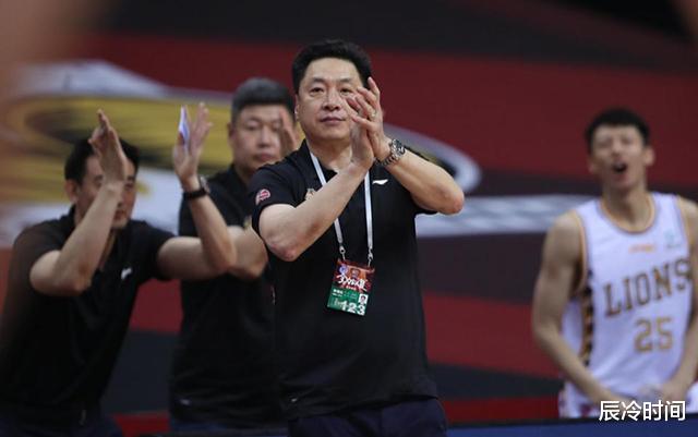 李春江|CBA最成功教练李春江，单场比赛10个三分，赴美学习执教能力