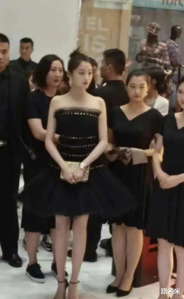 林更新|都说关晓彤“壮”？看到路人拍的无修图，我再也不信了