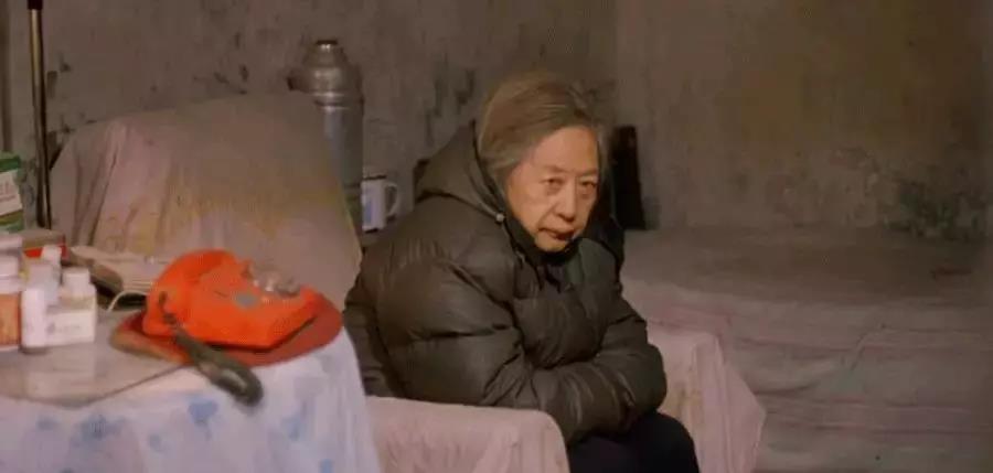 98万拆迁款给2个儿子，大妈养老找女儿，女婿：不走就离婚