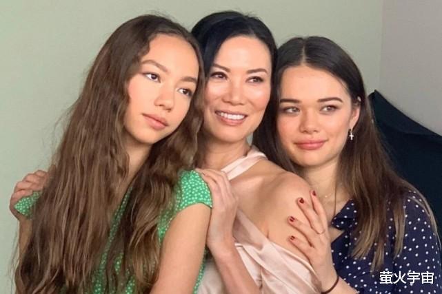 邓文迪|邓文迪21岁女儿“官宣”恋人，金发肌肉男，前白宫发言人的儿子