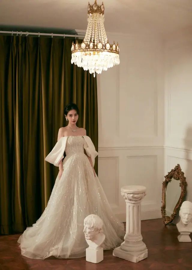 Angelababy|Baby离婚后上春晚！抹胸礼服显贵气，受众多金主追捧，或能嫁豪门