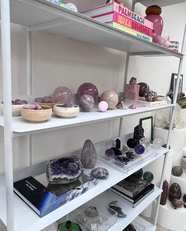 刘銮雄|刘銮雄女儿首次曝光收藏室！奇石珍宝摆满屋，用水晶做镜子太豪横