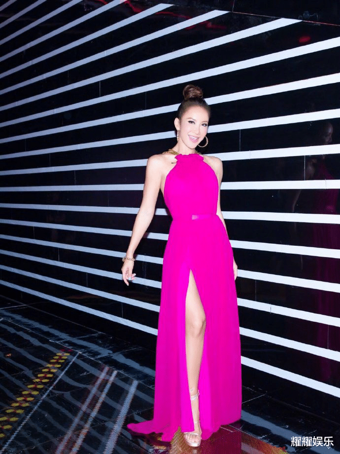 李玟|46岁李玟不显老，穿开叉裙扎丸子头，身材妖娆不愧为“电臀天后”