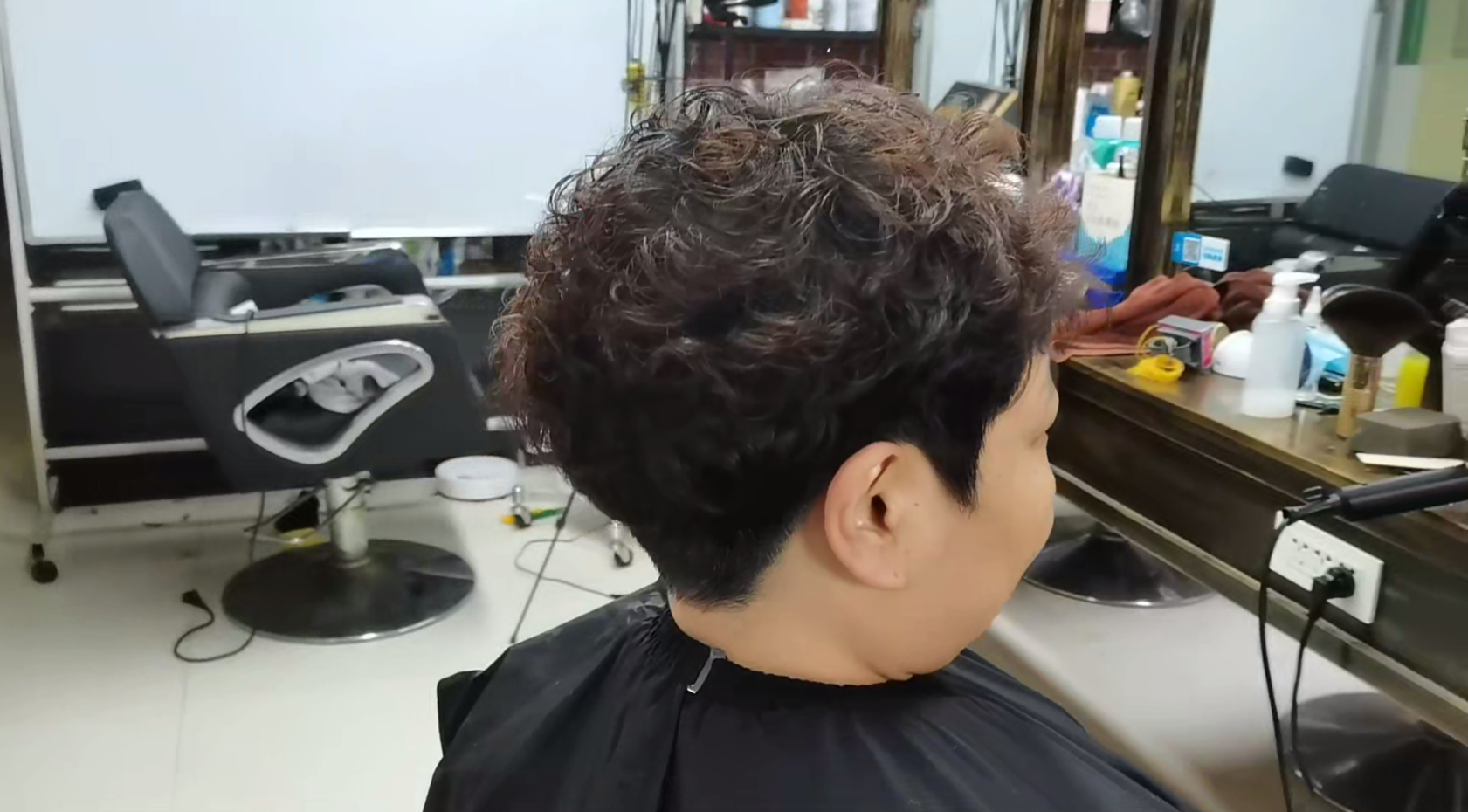 短发 脸圆发质又细软的中老年女士,短发这样烫时尚减龄又洋气,超好看