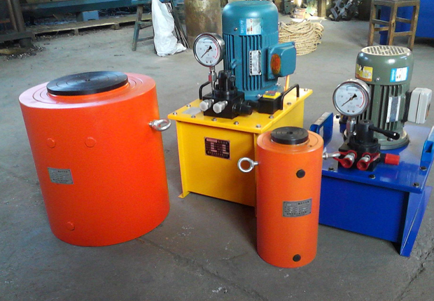 电动千斤顶既有可能是液压传动也有可能是螺旋传动