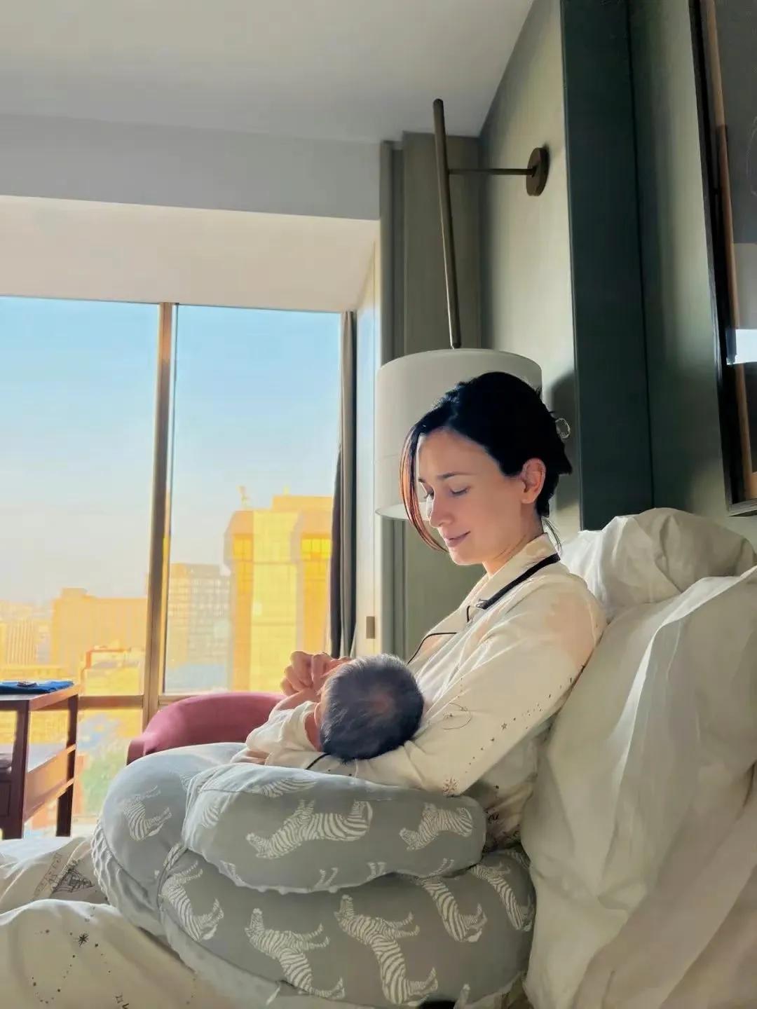 卢靖姗晒遛娃照，推婴儿车带女儿去公园，老公韩庚视角下满脸幸福