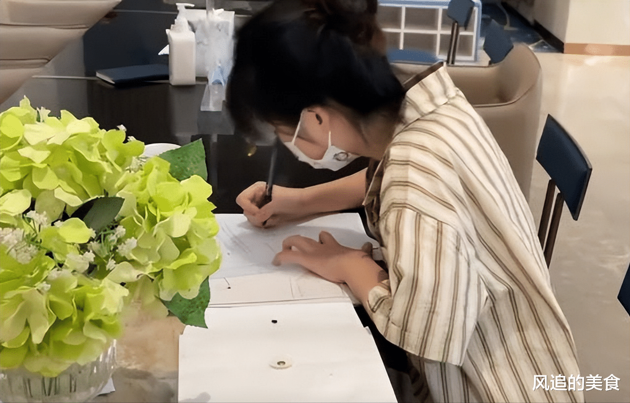 女子辞职1小时,被同事踢出群,人情凉薄:职场无友情?
