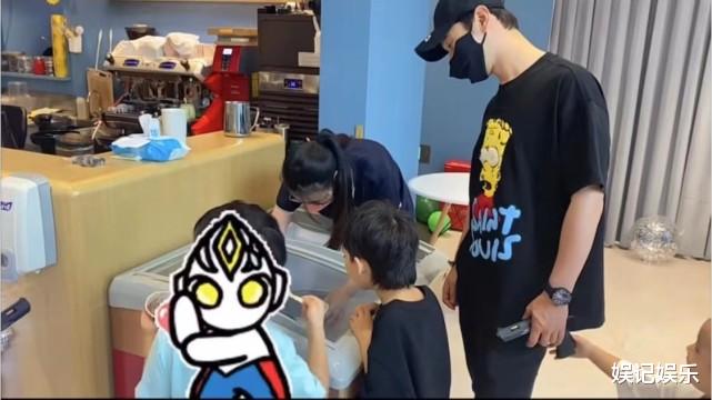 黄晓明|黄晓明带娃，儿子玩具被小朋友拿走，不仅不介意反而请大家吃东西