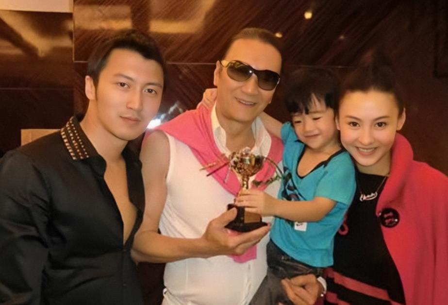 张柏芝|前夫变继子?港媒曝张柏芝恋上86岁谢贤,谢霆锋现身医院疑做亲自鉴定