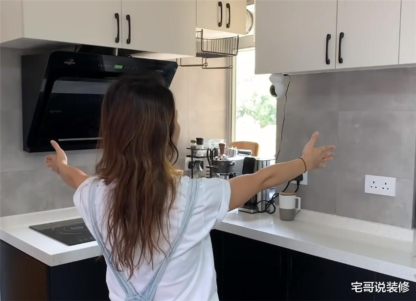 香港90后姑娘买下32㎡“老破小”,“穷装”翻新,网友:真是服了