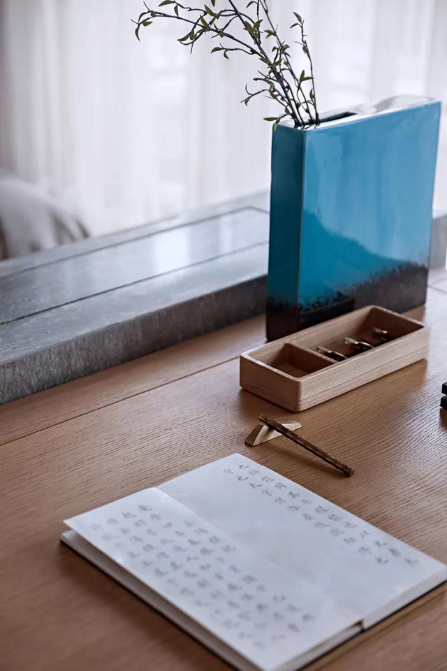 330㎡现代别墅,原木风硬装+简约舒适的软装,满屋惬意轻松感