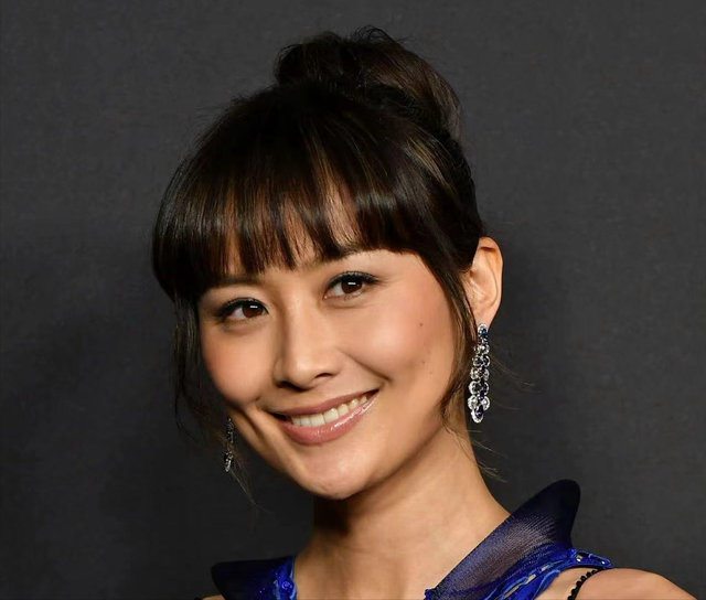 戛纳|陈法拉与丈夫挽手出席戛纳晚宴，韩国男神李政宰主动要求跟她合影