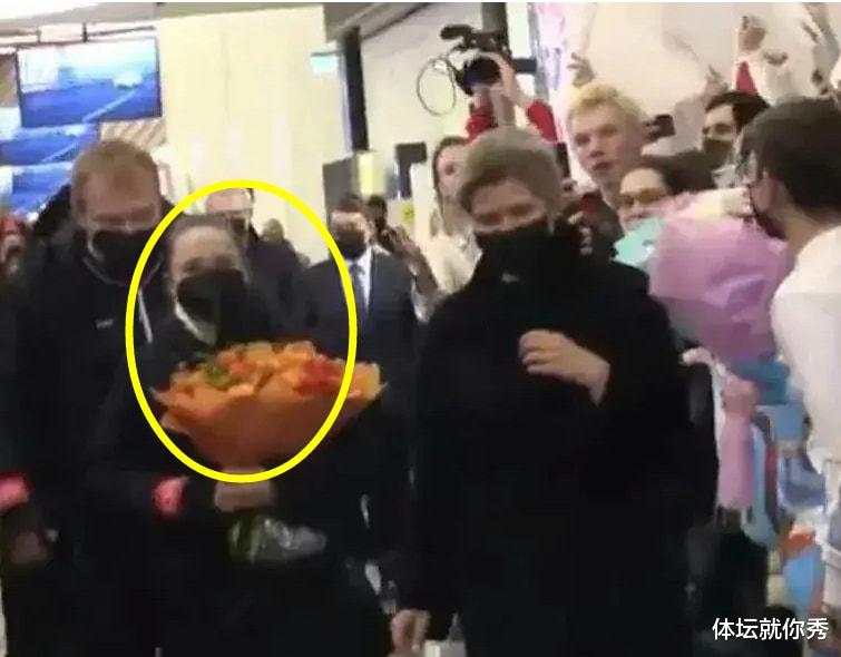 卡米拉·瓦利耶娃|K宝终于笑了！痛失奥运冠军后，K宝返回莫斯科，心情好转露出笑容