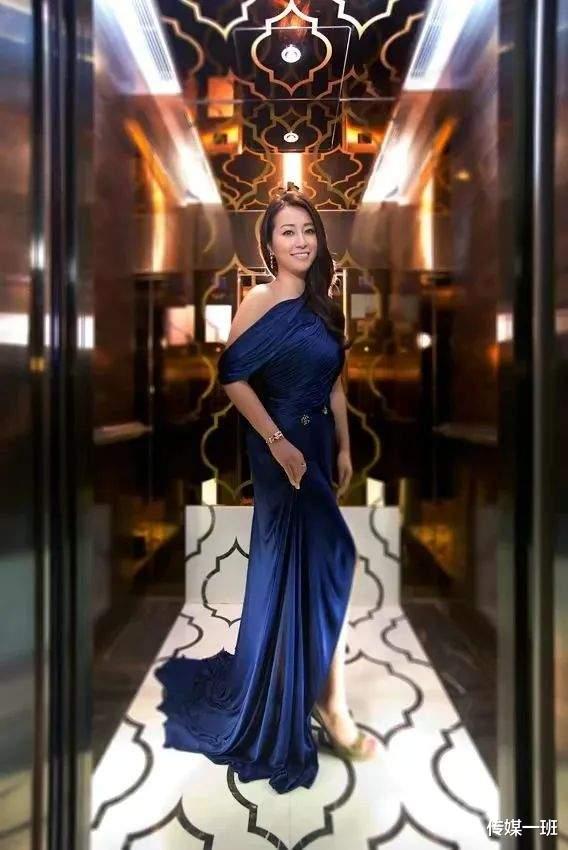 甘比|秒杀甘比、李嘉欣等一众贵妇，在合照中稳坐C位，邱咏筠什么来头