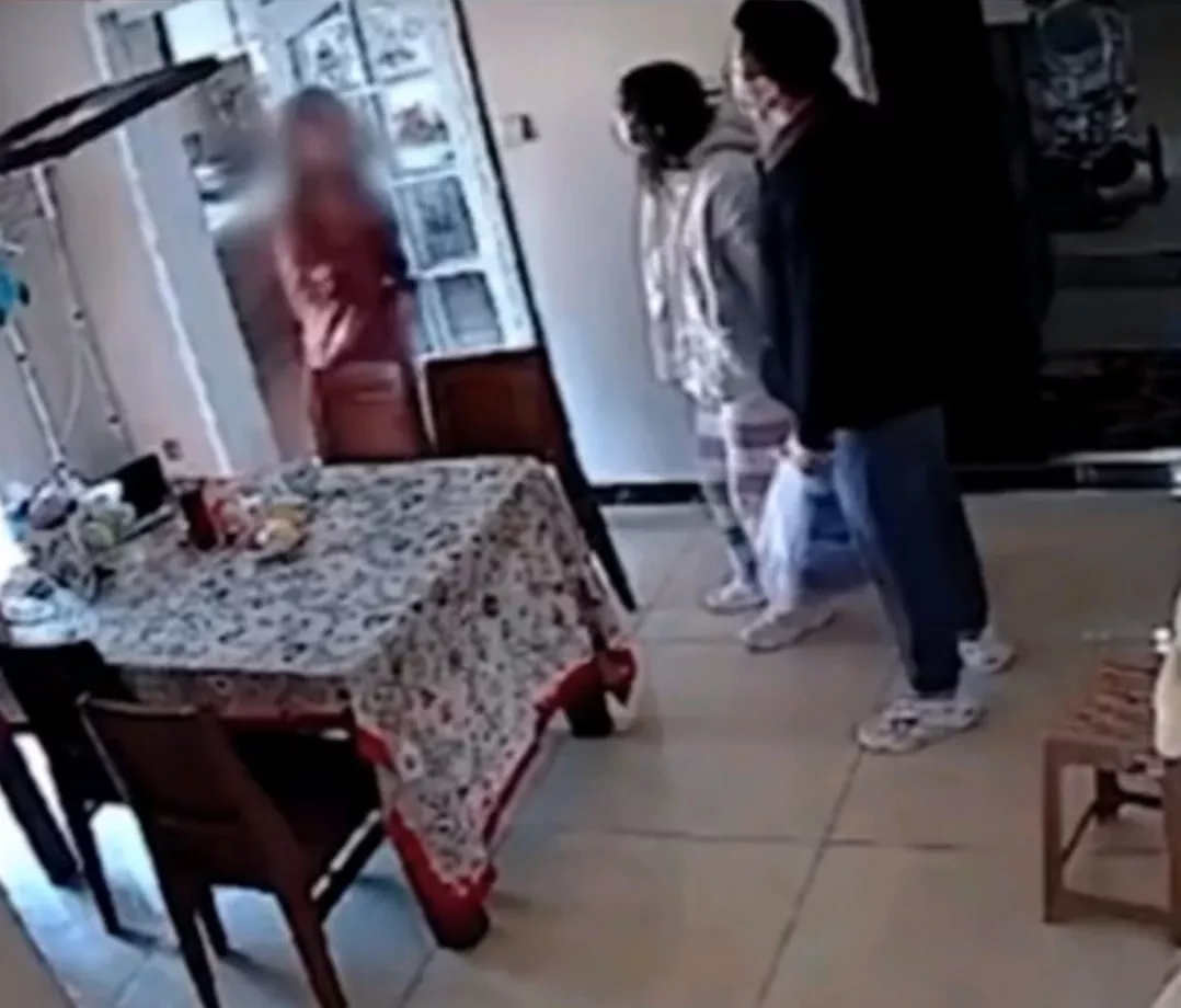 陕西西安,某小区里楼上小孩蹦蹦跳跳有噪音,楼下夫妻二人无法忍受,于是找到楼上住的那户