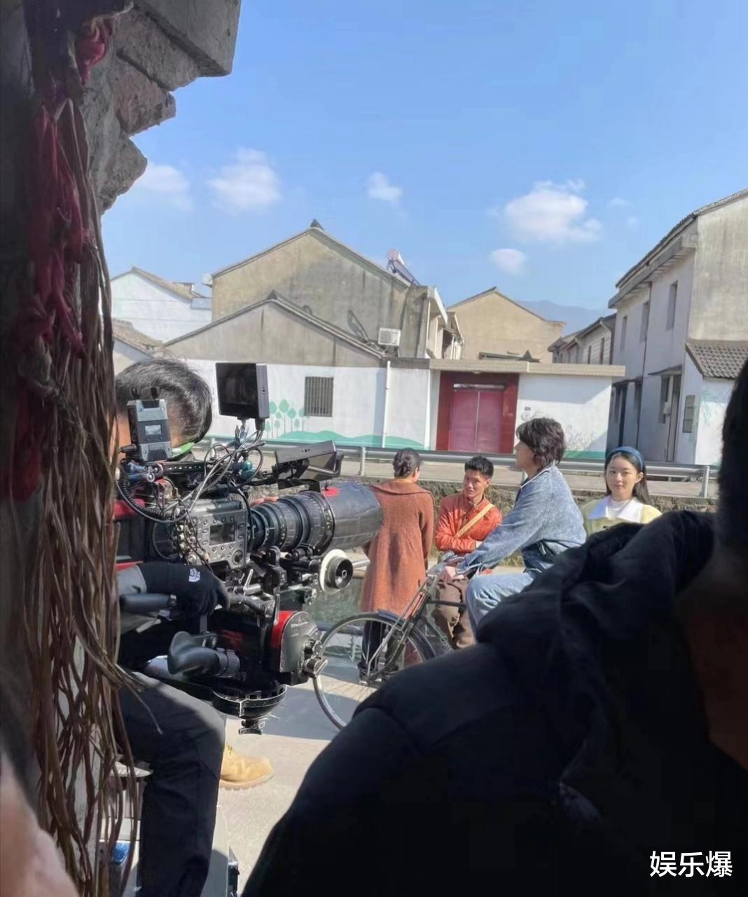 小姐姐|赵丽颖《野蛮生长》路透来了!与欧豪罕见同框,状态良好获称赞