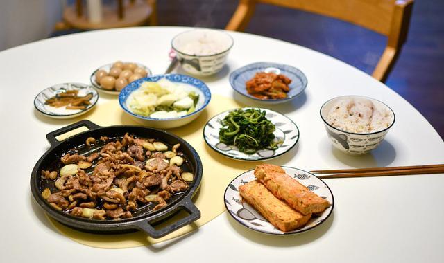 客厅不再坚持传统设计,大胆地将沙发、电视都舍弃,这次收获颇多