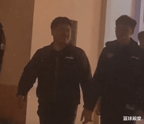 佟丽娅|胡明轩带娃！牵手被套路，却抓小辫子玩耍，袜子相同引瞩目