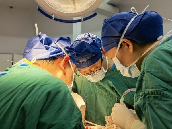 鸭蛋|老人怕动刀一拖40年，“黄豆”大囊肿变“鸭蛋”