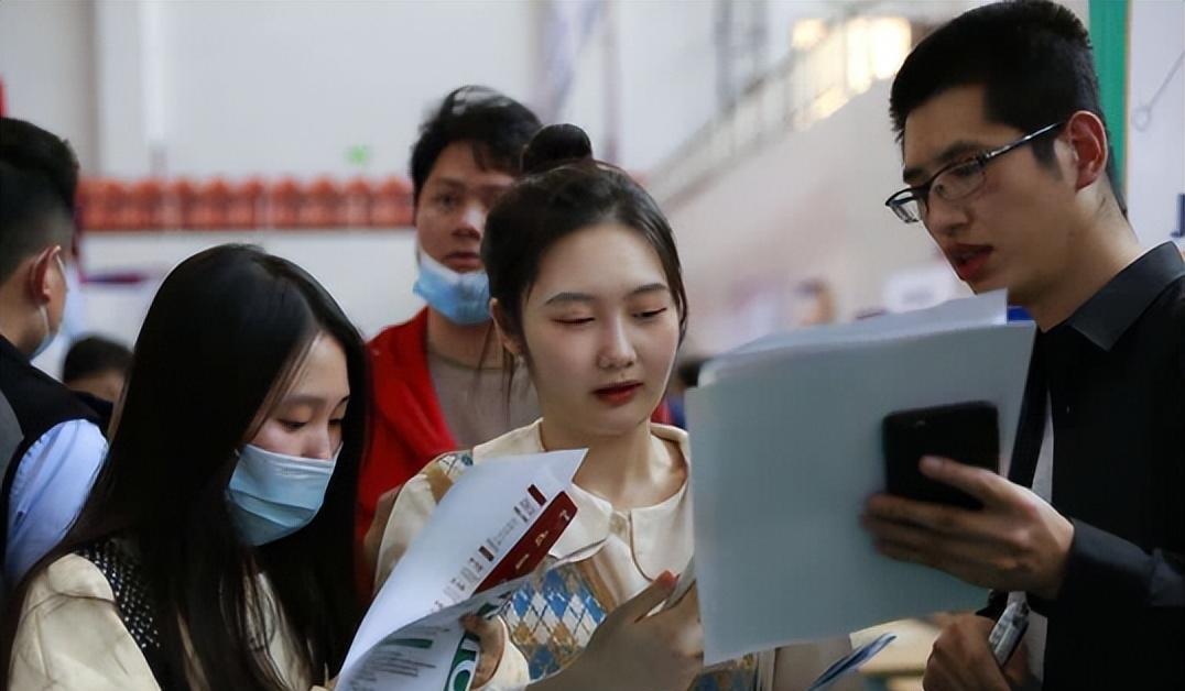 清华大学|“硕士白读还倒贴”,清华硕士吐槽大厂给2万月薪,如同践踏学历