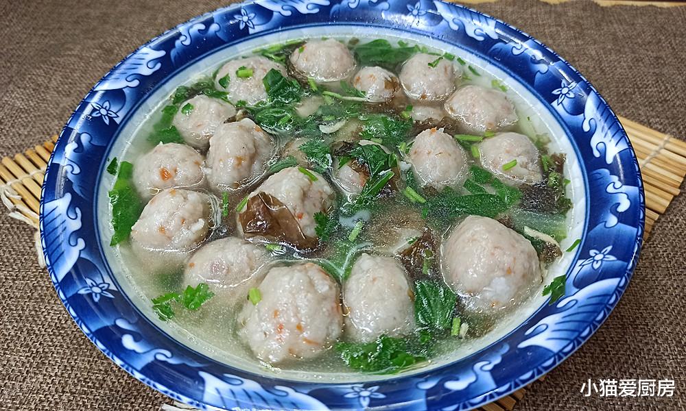 把芋头做成丸子汤太香了，个个软糯Q弹汤鲜味美，冷天来一碗舒服