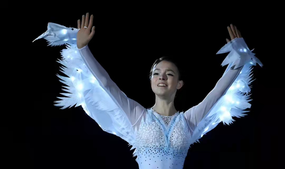 隋文静|谢尔巴科娃拿起手机，合影隋文静、韩聪！1张照片里，包含2块金牌