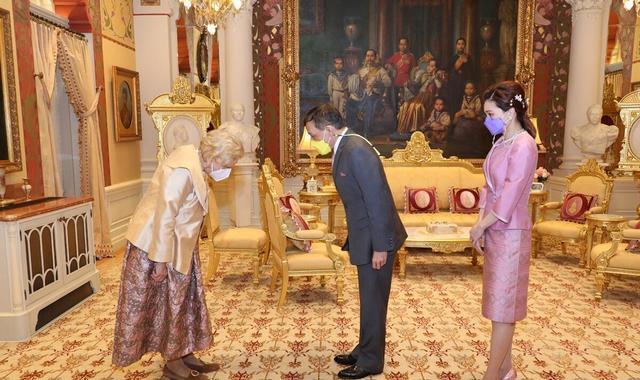 李易峰|42岁苏提达重回颜值巅峰！“桃花妆”美若天仙，泰王直勾勾盯着她