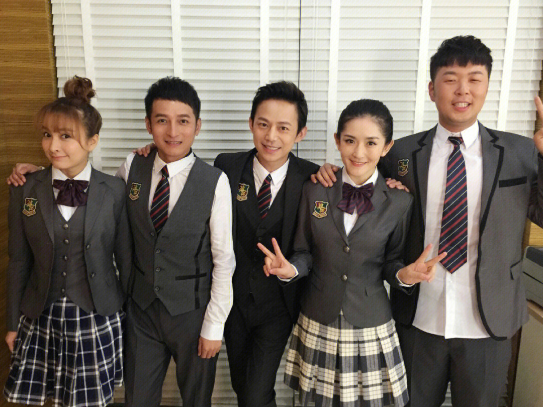 何炅|49岁何炅不断遭遇大变！当众泪崩情难自禁，11年后或将退休